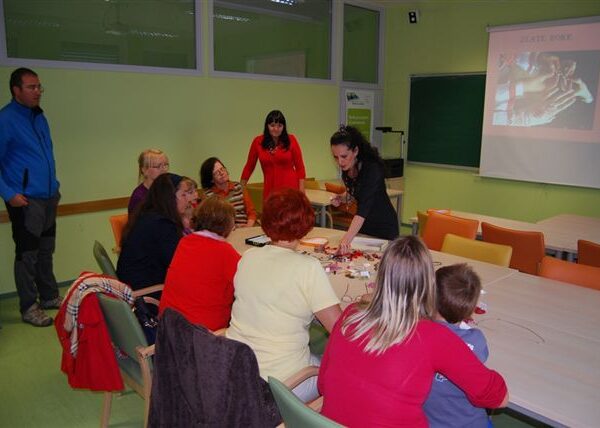 Utrinki z brezplačnih delavnic in predstavitev Svetovalnega središča Velenje