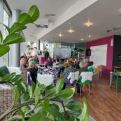 Seveda! Prevod v slovenščino je: "Kamenčki na plaži ob morju. Selektivna ostrina."